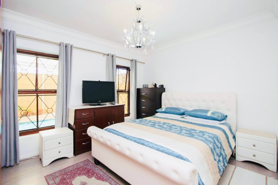 5 Bedroom Property for Sale in Parklands Western Cape